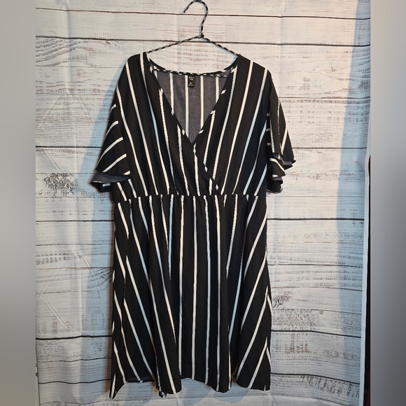 NWOT Shein Knee length Black and White Striped Dress Plus Size 3X - Picture 1 of 4